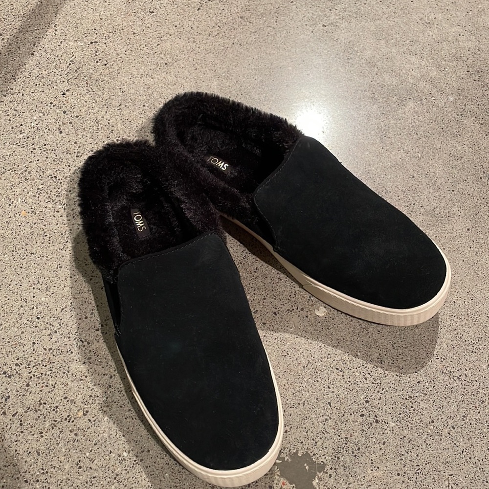Black suede faux fur lines clogs